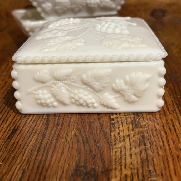 Vintage Westmoreland Milk Glass Cigarette Holder And Ashtrays Grapevine Pattern - Picture 11 of 16